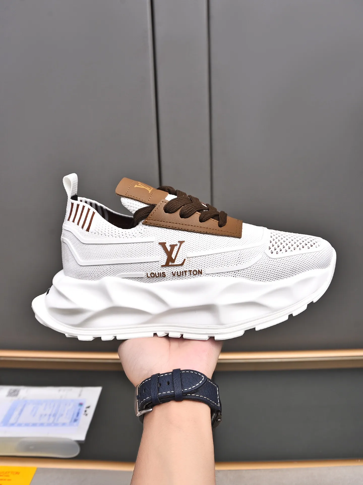Men's shoes 💰500 LV high-end hot model 👍 Counter 1 design. The face is made of high-elastic fly knit + cowhide + imported glue! TPU outsole is easy to put on, light, comfortable and elastic, trendy and fashionable! ! ! 💪Multiple colors to choose from! Code number: 38-44 (45 46 customized)